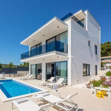 Luxury Aurora By The Sea